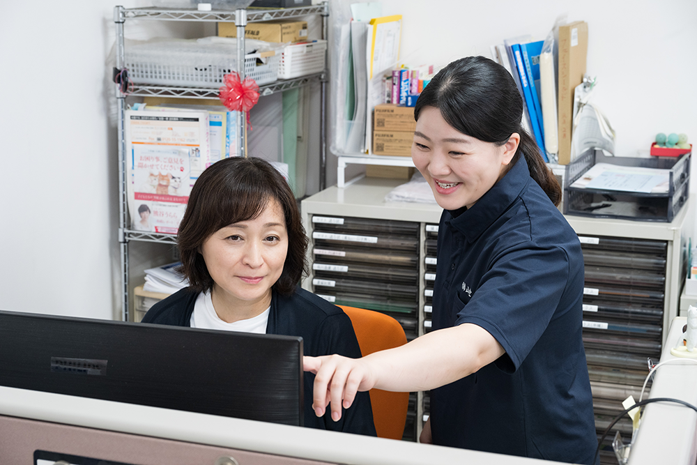 笑顔あふれる職場風景